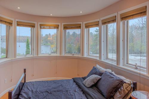 Charming 5BR Lake & Dock & Sauna All Year in White Lake, USA