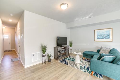 10 Mi to Grand Rapids Modern Townhome! in Kentwood, USA