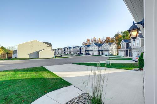 10 Mi to Grand Rapids Modern Townhome! in Kentwood, USA
