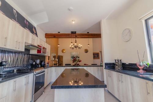 kuchyně, Family House with landscape garden in San Miguel in La Lejona