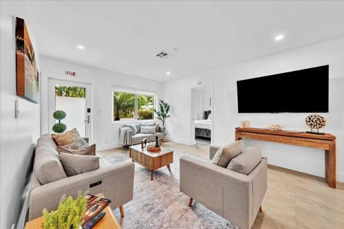 Sunny Days Getaway, 5BD Heated Pool Family Home! in Fort Lauderdale, USA