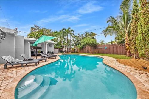 Sunny Days Getaway, 5BD Heated Pool Family Home! in Fort Lauderdale, USA