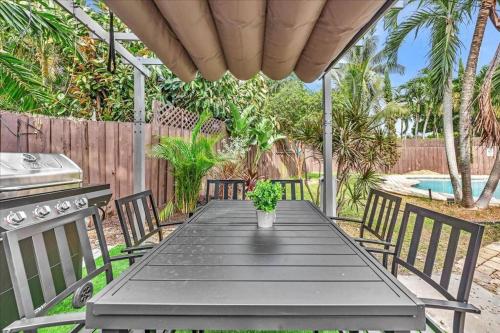Sunny Days Getaway, 5BD Heated Pool Family Home! in Fort Lauderdale, USA