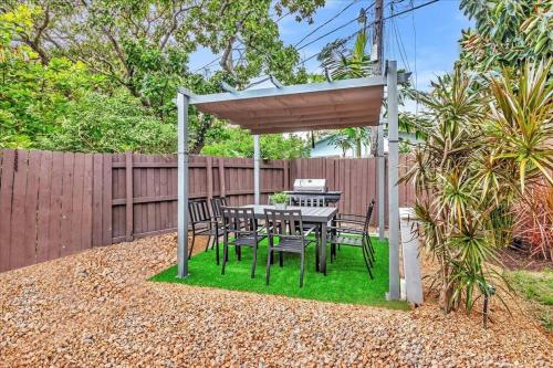 Sunny Days Getaway, 5BD Heated Pool Family Home! in Fort Lauderdale, USA