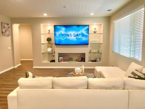 Fontana Oasis with 4BR 2BA in Fontana, USA