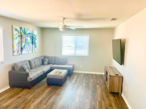 Fontana Oasis with 4BR 2BA in Fontana, USA