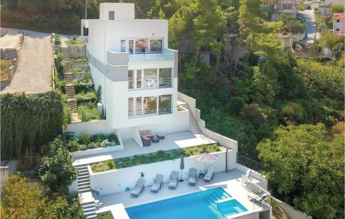 4 Bedroom Amazing Home In Podstrana