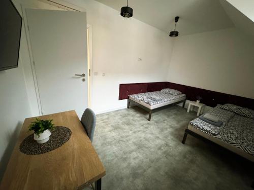 4 twin beds