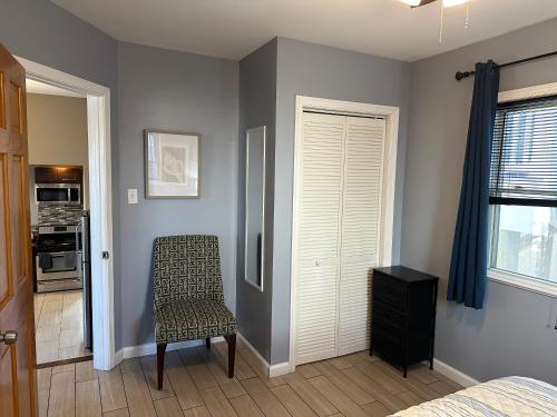 Newly Renovated 2 Bedroom House - image 5