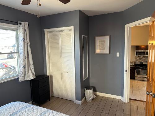 Newly Renovated 2 Bedroom House - image 3