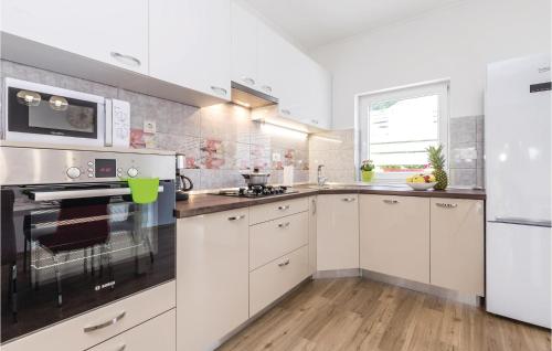 virtuve, 3 Bedroom Lovely Apartment In Jurdani in Jusici