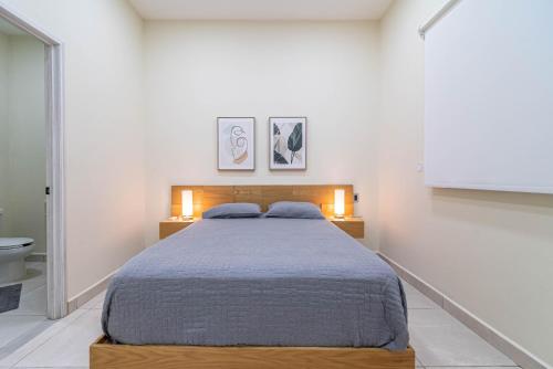 2 BD Suite with Balcony Gym Rooftop Pool Hot Tub - image 2