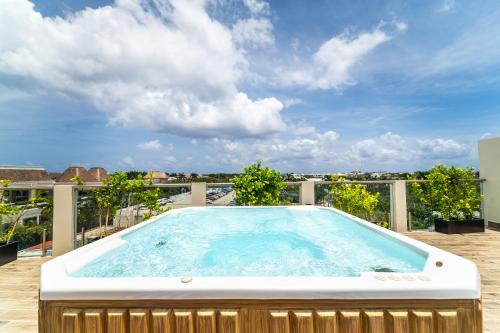 2 BD Suite with Balcony, Gym, Rooftop Pool, Hot Tub in Playa del Carmen, Mexico