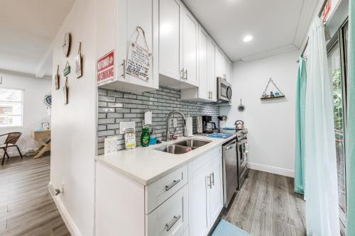 4 Mi to Fort Lauderdale Beach Dog-Friendly Home! in Fort Lauderdale, USA