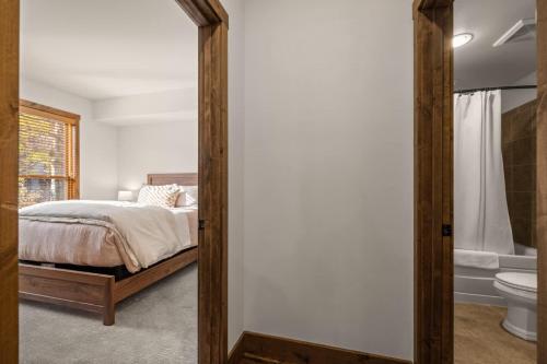 Scenic Escape with Premium Amenities Close to Trails Dining and Slopes