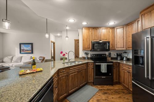 Scenic Escape with Premium Amenities Close to Trails Dining and Slopes