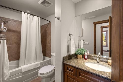 Scenic Escape with Premium Amenities Close to Trails Dining and Slopes