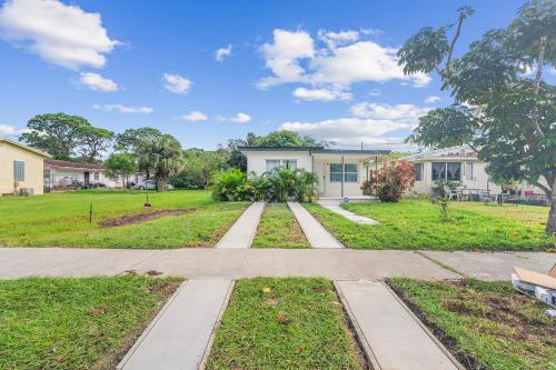 Remodeled 3 bed 1 bath Home Near Beach with Game Room! in Fort Pierce, USA