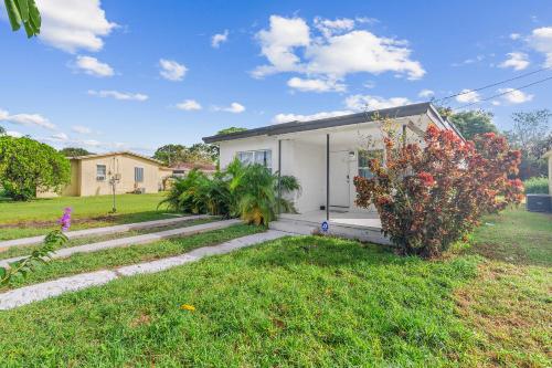 Remodeled 3 bed 1 bath Home Near Beach with Game Room! in Fort Pierce, USA