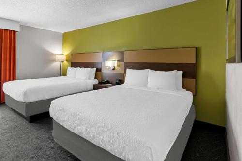2 queen beds