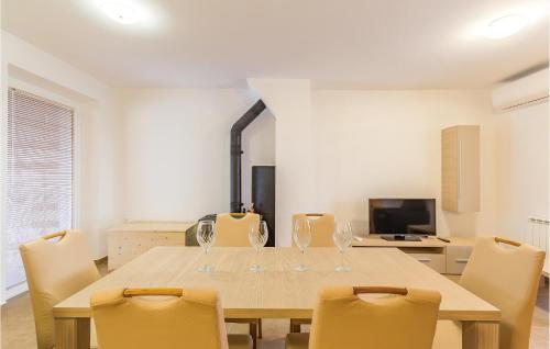 virtuve, Cozy Home In Bratulici in Manjadvorci