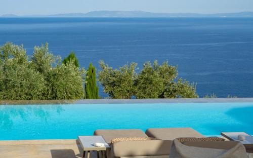 609380294 BASSA MAINA Villas & Suites