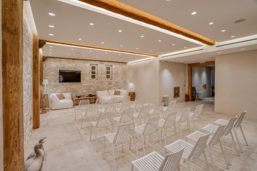 609380613 BASSA MAINA Villas & Suites