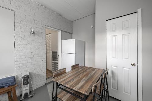 Cozy 2-Bedroom Apartment in DC with Private Parking in Washington, USA
