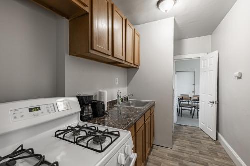 Cozy 2-Bedroom Apartment in DC with Private Parking in Washington, USA