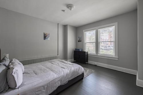 Cozy 2-Bedroom Apartment in DC with Private Parking in Washington, USA