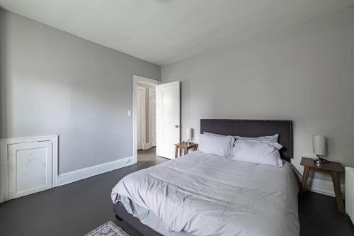 Cozy 2-Bedroom Apartment in DC with Private Parking in Washington, USA