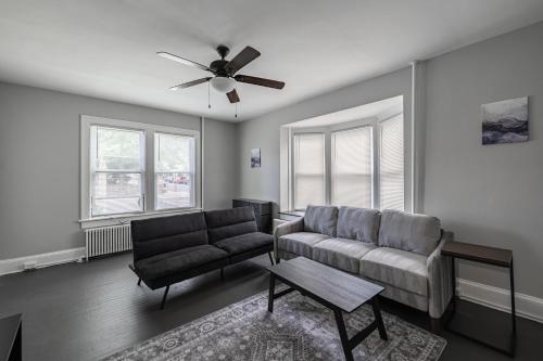 Cozy 2-Bedroom Apartment in DC with Private Parking in Washington, USA