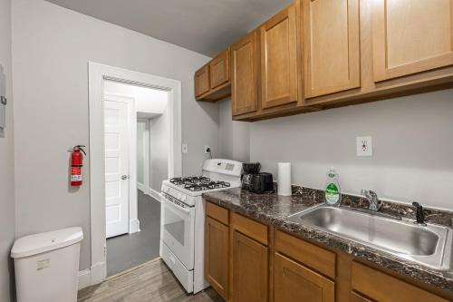 Cozy 2-Bedroom Apartment in DC with Private Parking in Washington, USA