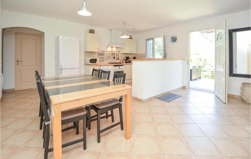 virtuve, Stunning Home In Bordezac With Wifi in Besseges
