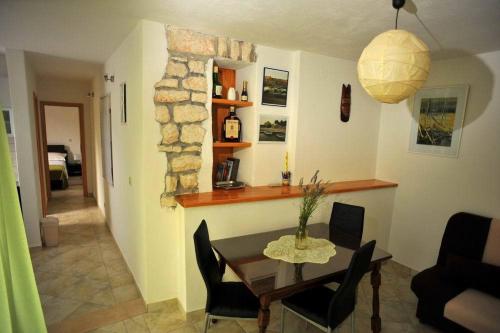  Apartments Dakrijus in Ložišće