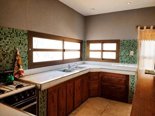 kuhinja, Casa con piscina, monte y selva en Misiones in Puerto Rico