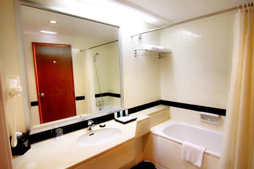 room detail thumbnail 2