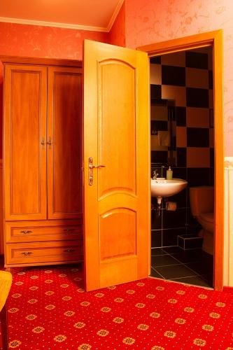 Renesance Hotel - image 33