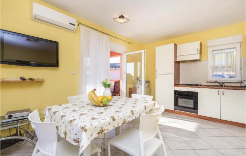 2 Bedroom Cozy Apartment In Povljana