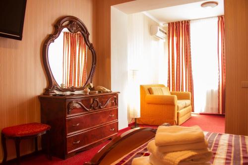 Renesance Hotel - image 25