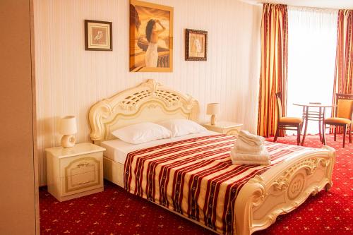 Renesance Hotel - image 39