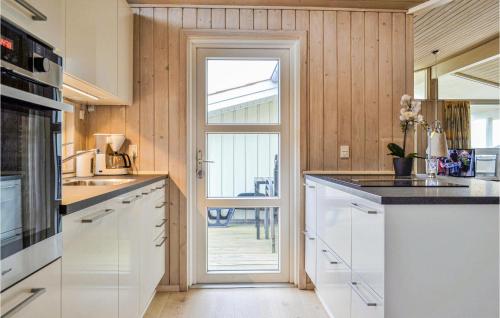 Cuina, Four-Bedroom Holiday Home In Hvide Sande in Hvide Sande