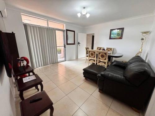 Sadržaji, Alison's central apartment in Warwick Farm