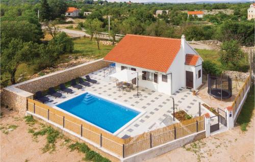 Peldbaseins, Three-Bedroom Holiday Home In Unesic in Unešić