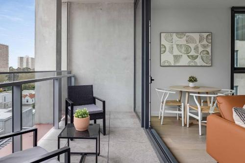 One-Bedroom Apartment with Study image 1