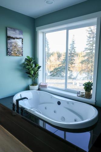 Luxury Riverfront Estate いの in Chena (AK)