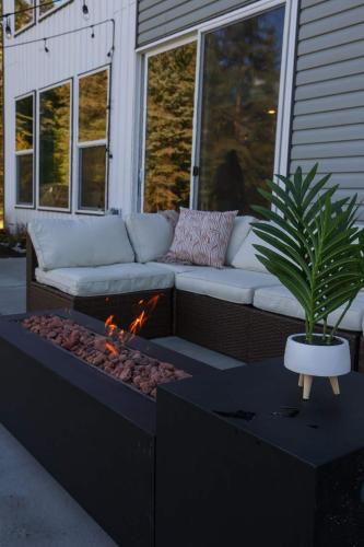 Luxury Riverfront Estate いの in Chena (AK)