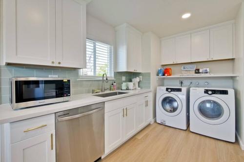 MJ Charming 2B1B Duplex AC Walk to Shopping 1889