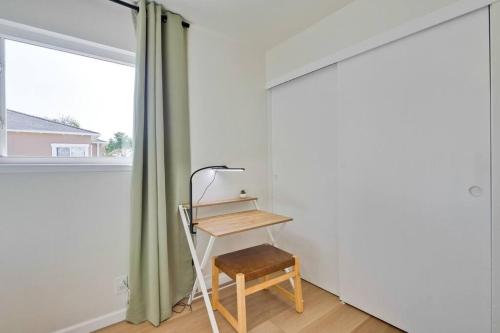 MJ Charming 2B1B Duplex AC Walk to Shopping 1889