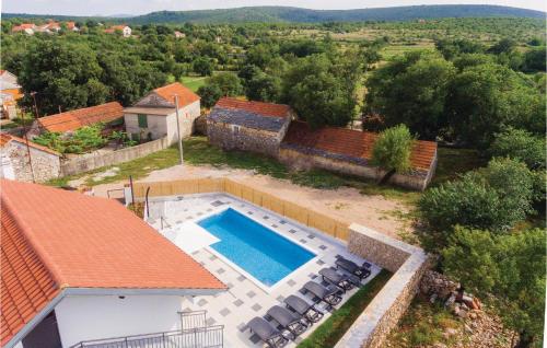 Peldbaseins, Three-Bedroom Holiday Home In Unesic in Unešić